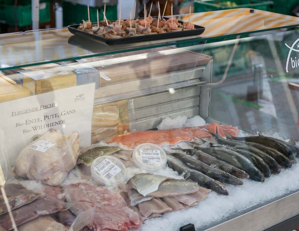 Frischer Fisch beim Biofisch Marktstand beim Brusattimarkt