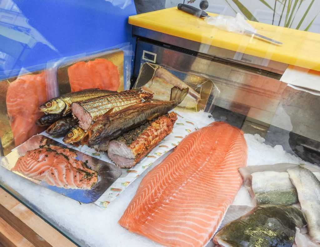 frischer Fisch und Räucherfisch von Biofisch beim Kutschkermarkt Marktstand