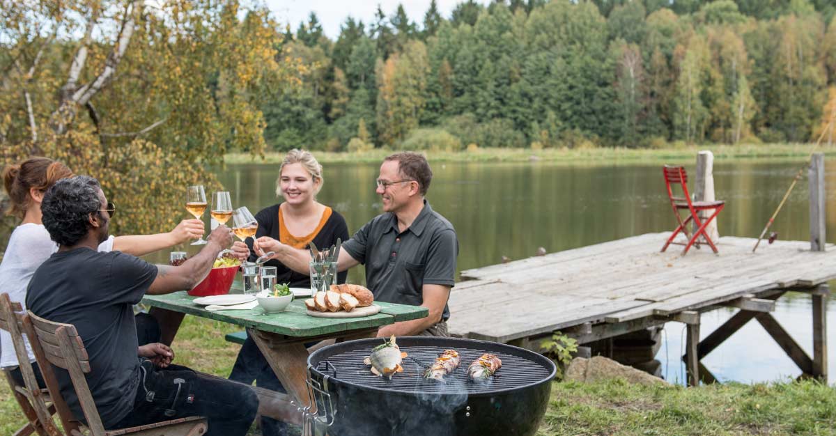 Marc Mössmer und 3 weitere Personen beim Grillfisch Essen am Teich, Foto vonGeorg Kippes