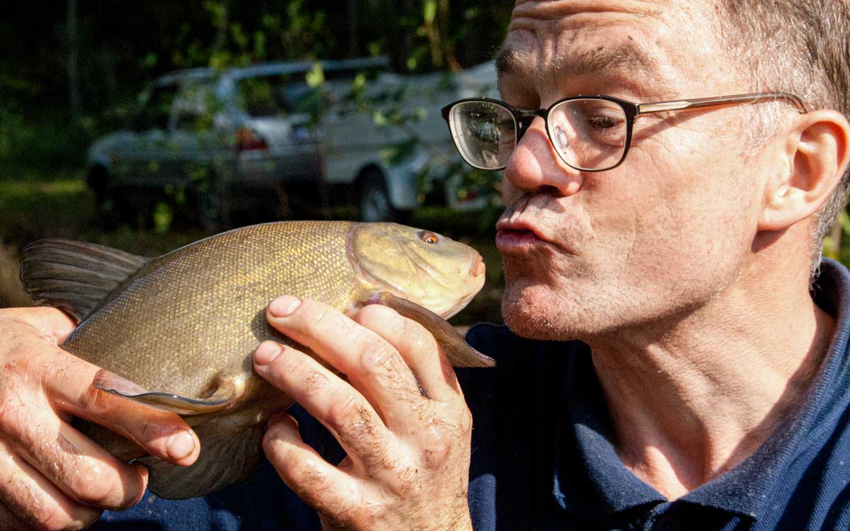 Marc Mössmer deutet Kuss mit Fisch an