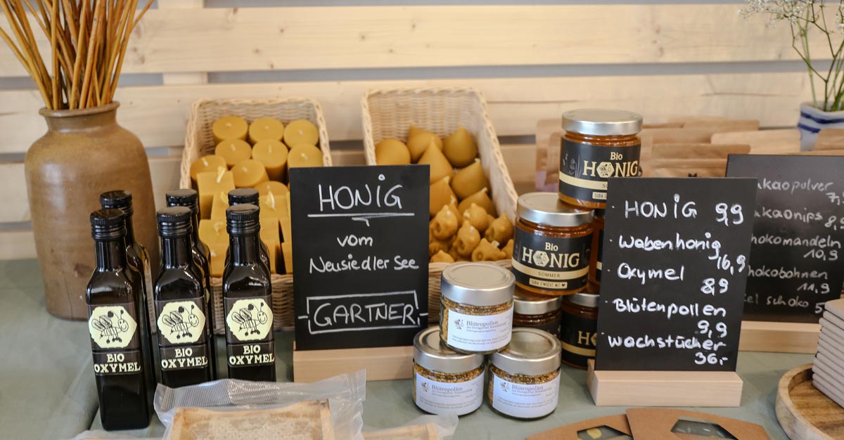 ausgewählter Honig und Honigprodukte im Biofisch Ab-Hof-Laden in Hetzendorf