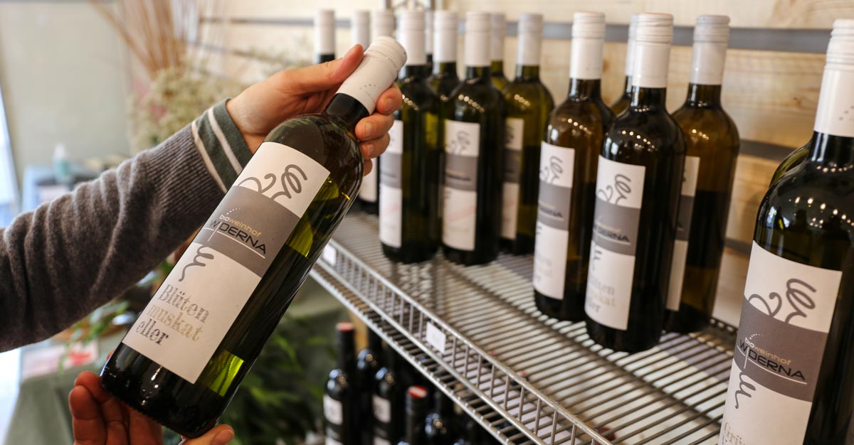ausgewählter Wein im Biofisch Ab-Hof-Laden in Hetzendorf