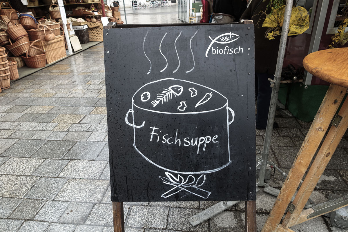 Schild für frisch zubereitete Biofisch Fischsuppe beim Markstandt
